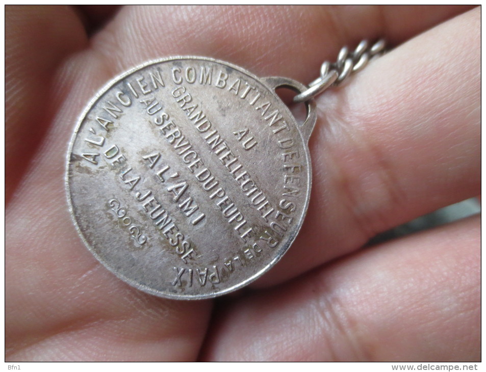 MÉDAILLE  VAILLANT COUTURIER 1892- 1937- AMI DE LA JEUNESSE  - VOIR PHOTOS - Royaux / De Noblesse