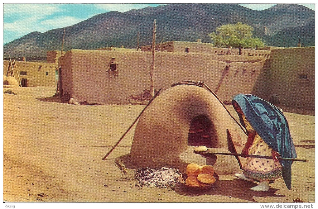 Indian Woman Baking Bread In The Southwest.     S-314 - Indiani Dell'America Del Nord