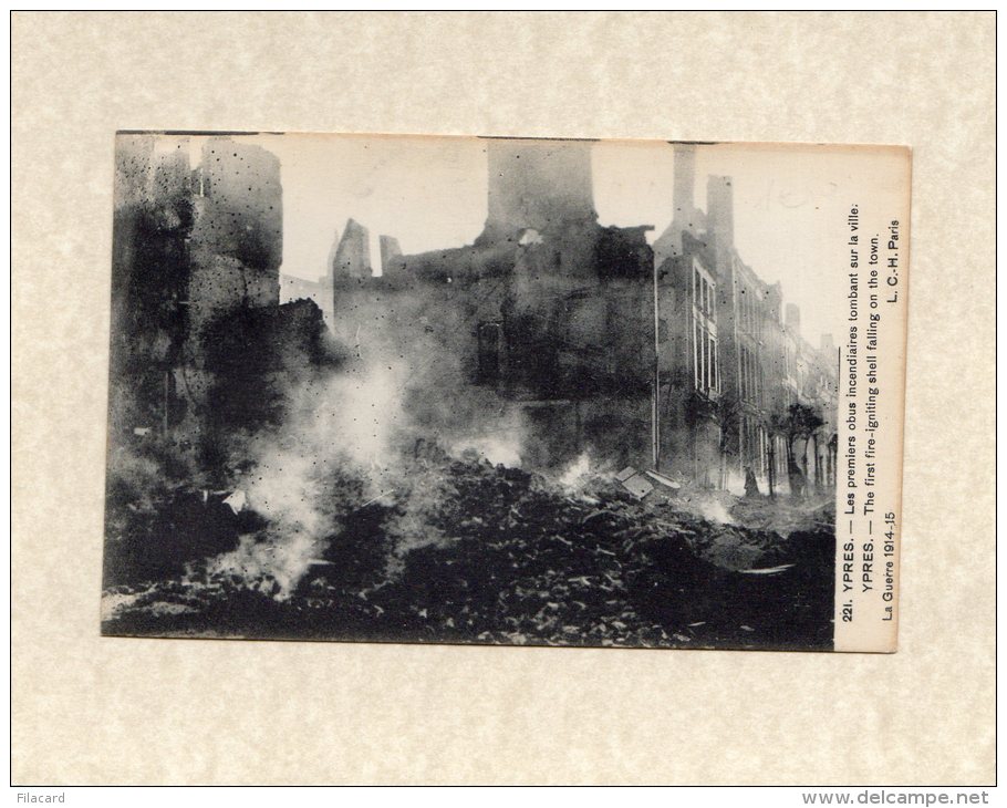 44358    Belgio,    Ypres -  Les  Premiers  Obus  Incendiaires  Tombant Sur La Ville,  Guerre  1914-15,   NV(scritta) - Ieper