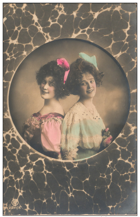 German Hand-colored Photo Postcard - Two Women In Medallion - RPH 2351/5 (1911) - Femmes