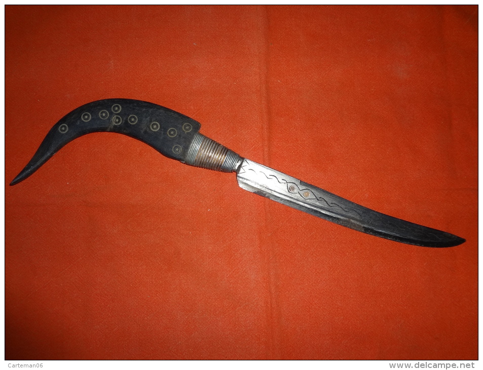 Poignard (couteau) Afrique Du Nord - Pommeau En Corne Décoré, Lame En Acier Travaillé - Knives/Swords