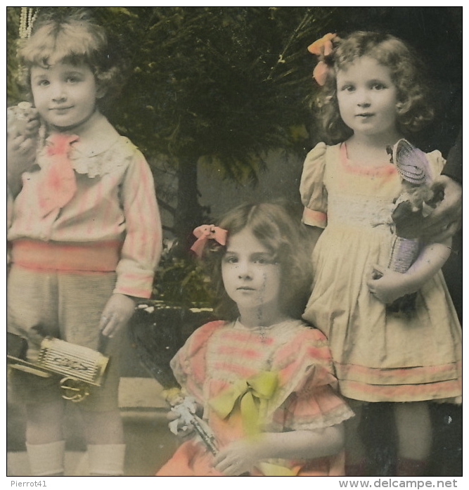 ENFANTS - LITTLE GIRL - MAEDCHEN -  Jolie Carte Fantaisie Portrait Enfants Avec Jouets Poupée De "Bon Noël" - Autres & Non Classés