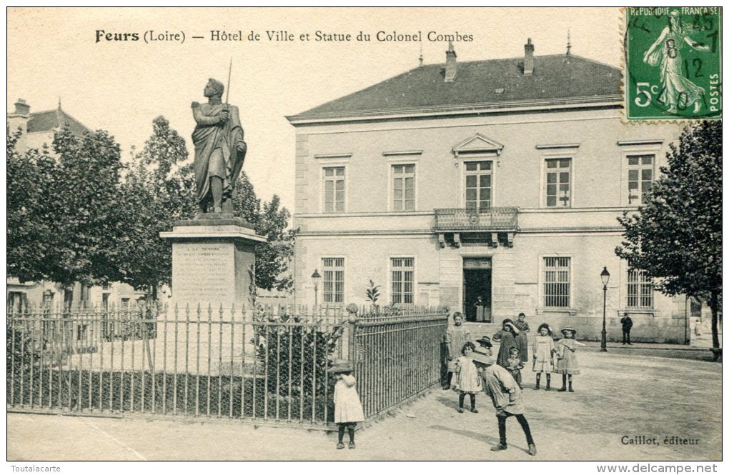 CPA 42 FEURS HOTEL DE VILLE ET STATUE DU COLONEL COMBES 1912 - Feurs