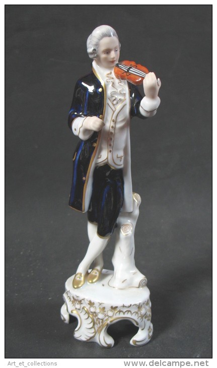 Belle Statuette portant les cachets "ROYAL  DUX"