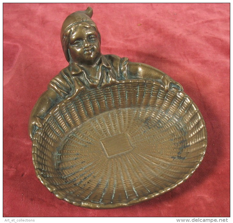 Intéressant Vide-poche En Bronze : Mitron Portant Un Panier à Pain - Bronzes