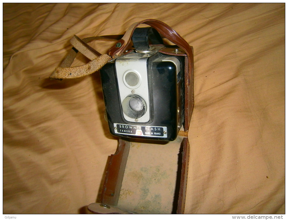 ANCIEN APPAREIL PHOTO BROWNIE FLASH AVEC ETUI - Appareils Photo