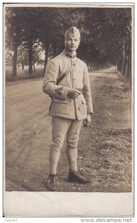 Carte Postale Photo Militaire Français Jeune Soldat Au Bord D'une Route - 2 ème Régiment ? A SITUER A LOCALISER - - Uniforms