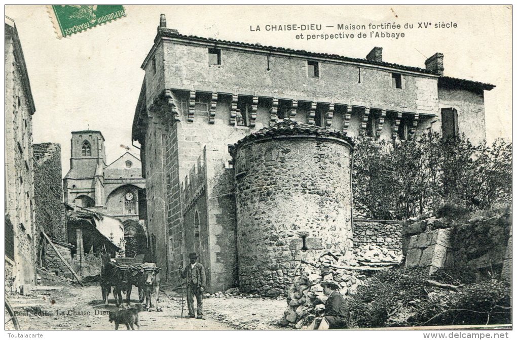 CPA 43 LA CHAISE DIEU MAISON FORTIFIEE DU XV SIECLE ET PERSPECTIVE DE L ABBAYE Attelage Boeufs - La Chaise Dieu