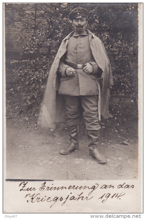 Carte Postale Photo Militaire Allemand-Uniforme-Casquet Te-Ceinturon-Veste Longue-Belle Moustache-KRIEGSJAHR 1914- - Uniformen