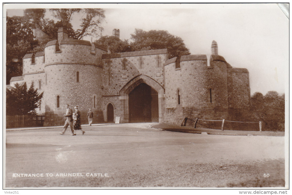 ENTRANCE TO ARUNDEL CASTLE  Angleterre - Arundel