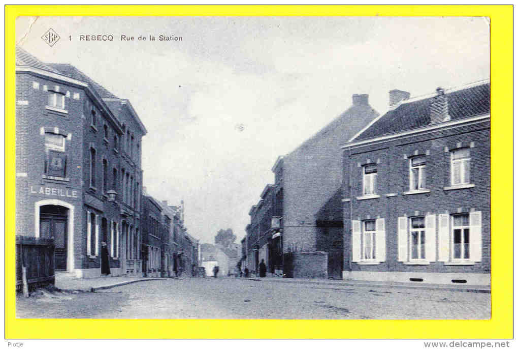 * Rebecq (Waals Brabant - Bruxelles) * (SBP, Nr 1) Rue De La Station, Stationstraat, TOP CPA, Café L'Abeille, Old, Rare - Rebecq