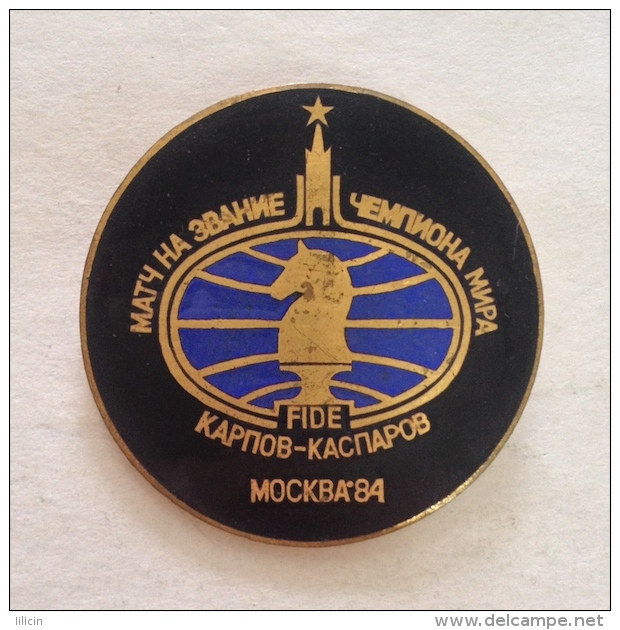 Badge Pin ZN000660 - Chess Sah Soviet Union USSR Russia Moscow Moskva World Championships FIDE Karpov Vs Kasparov 1984 - Other & Unclassified