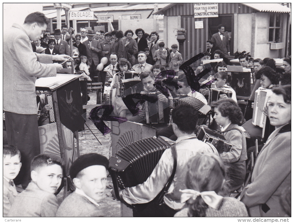 SAINT ETIENNE EN 1956,LOIRE,42,CONCERT,A LA FOIRE,OUVERTURE ECOLE  ACCORDEONISTE ,AMICALE,ARTISTE,PHOTO ANCIENNE RARE - Places