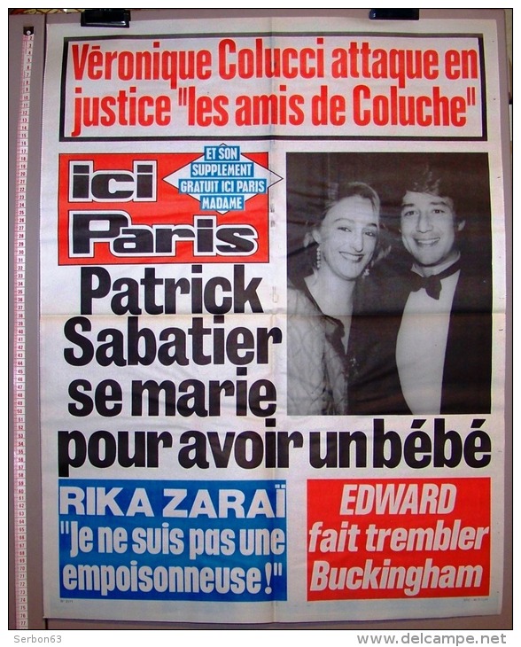 PUBLICITE 1987 AFFICHE DE PRESSE ICI PARIS 56cmX76cm N°2171 VERONIQUE COLUCCI COLUCHE PATRICK SABATIER RIKA ZARAÏ EDWARD - Affiches