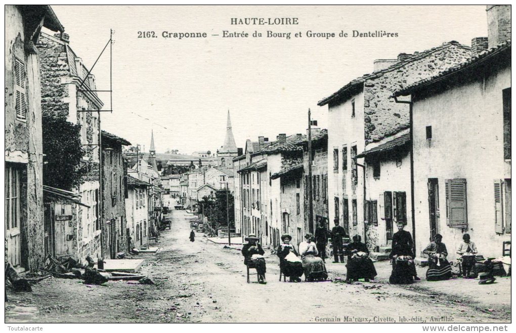 CPA 43 CRAPONNE ENTREE DU BOURG ET GROUPE DE DENTELLIERES - Craponne Sur Arzon