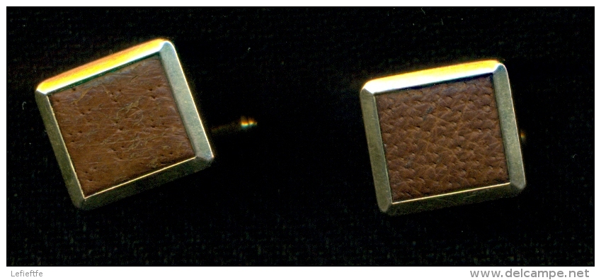 Boutons De Manchettes Monture Dorée Et Motif Central Cuir Véritable - Bottoni Di Colletto E Gemelli