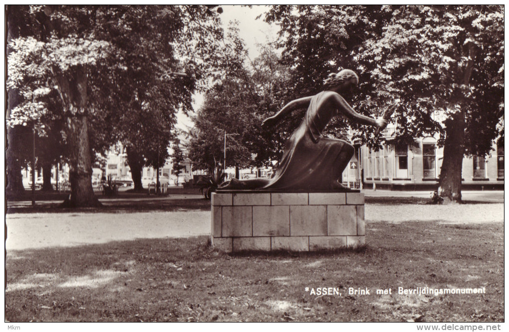 Brink Met Bevrijdingsmonument - Assen