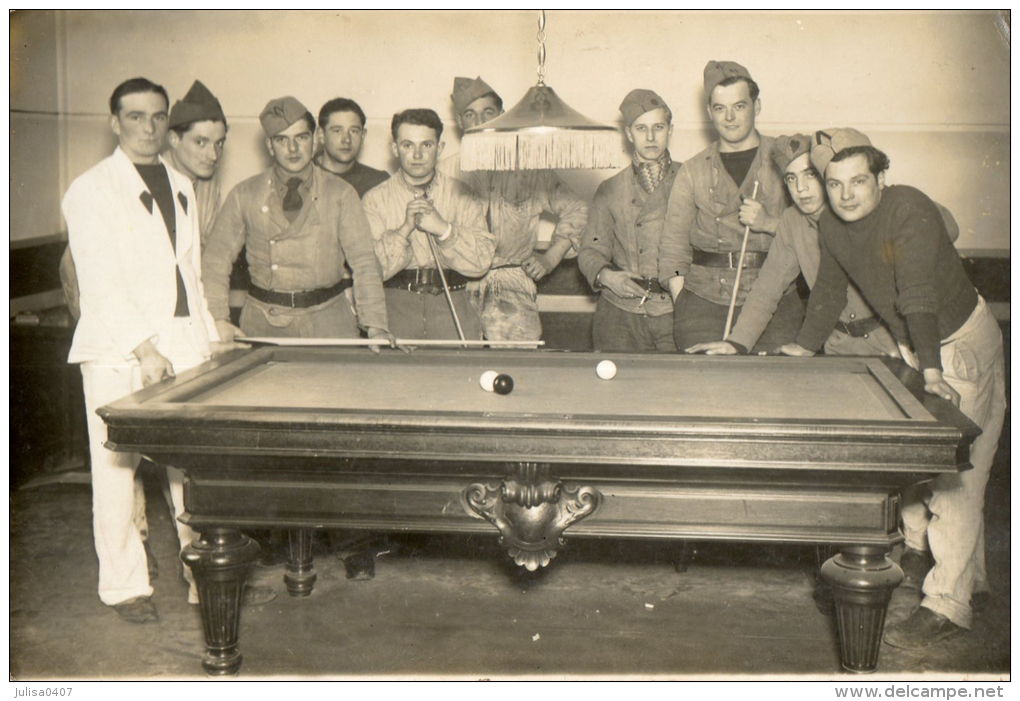 BILLARD Carte Photo Groupe De Militaires Jouant Au Billard Gros Plan - Other & Unclassified