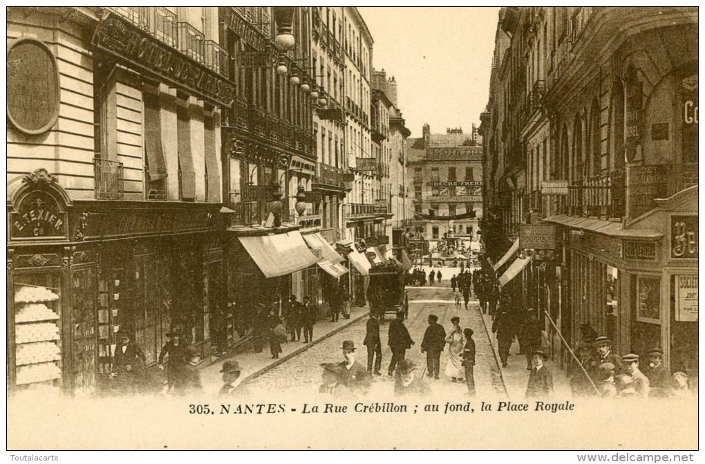 CPA 44 NANTES LA RUE CREBILLON AU FOND LA PLACE ROYALE - Nantes