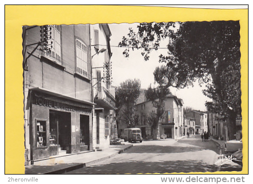 CPSM  -  PELISSANNE  - Place Cabardel Et Rue Carnot - Tub Citroën - Maison De La Presse - Pelissanne