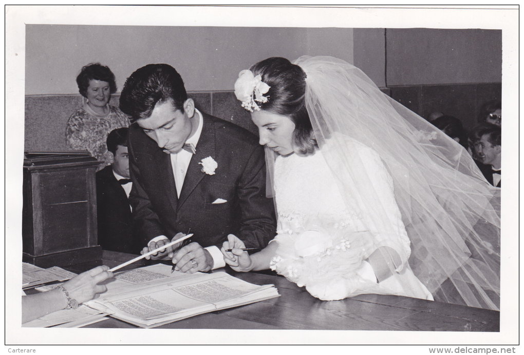 MONTPELLIER LE 8 AOUT 1964,HERAULT,LANGUEDOC ROUSSILLON,MAIRIE,MARIAGE ,MARIEE,SIGNATURE,ROBE,VO ILE,neud Papillon - Places