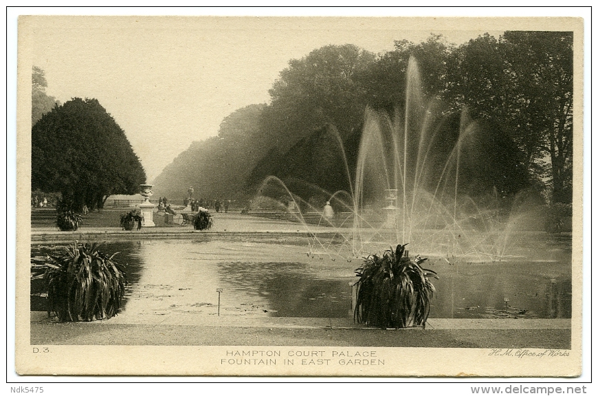 HAMPTON COURT PALACE : FOUNTAIN IN EAST GARDEN - Middlesex