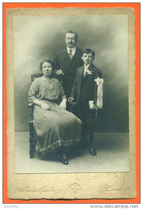 Photo Sur Carton Grand Format  "  Communian Et Ses Parents  " Photo Paris - Anciennes (Av. 1900)