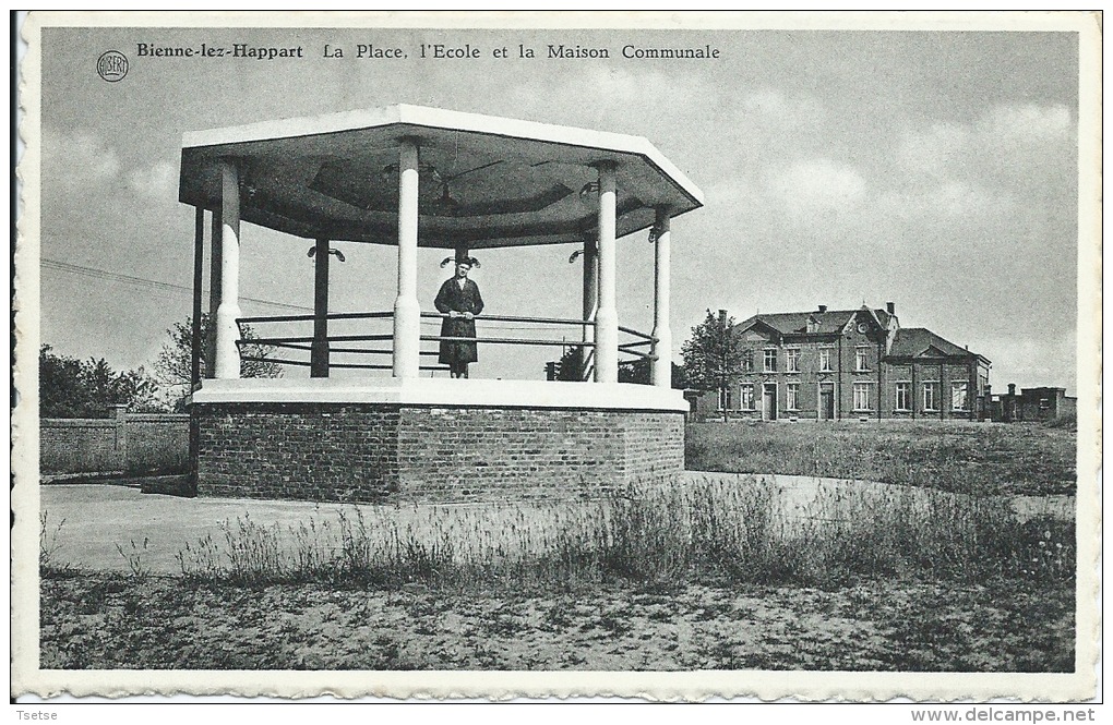 Bienne-lez-Happart - La Place , L´Ecole Et La Maison Communale ( Voir Verso ) - Lobbes