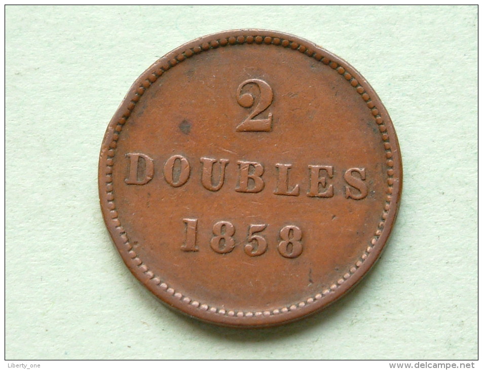 1858 - 2 DOUBLES / KM 4 ( Uncleaned - For Grade, Please See Photo ) ! - Guernesey