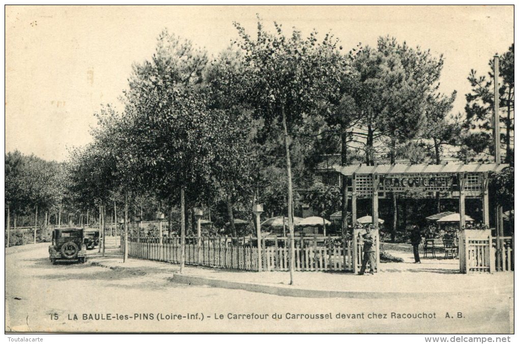 CPA 44 LA BAULE LES PINS LE CARREFOUR DU CARROUSSEL DEVANT CHEZ RACOUCHOT - La Baule-Escoublac