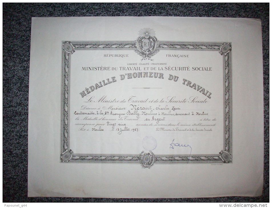 Diplôme : Ministère Du Travail Et De La Sécurité Sociale ( Médaille D'Honneur Du Travail " Argent " 1957 ) - Diploma's En Schoolrapporten