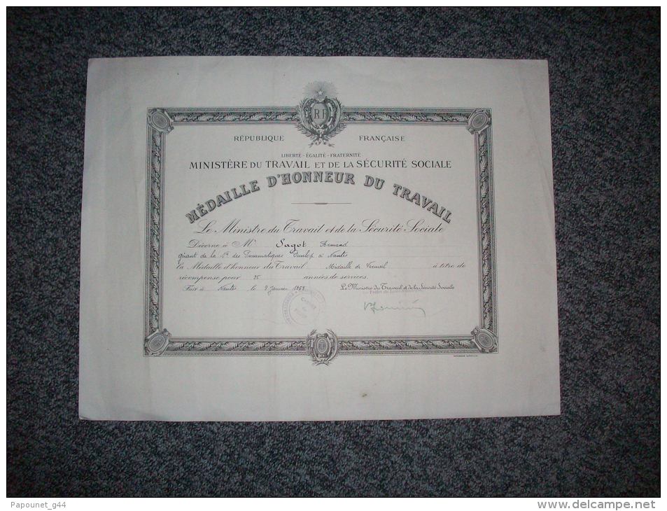 Diplôme : Ministère Du Travail Et De La Sécurité Sociale ( Médaille D'Honneur Du Travail " Vermeil " 1959 ) - Diplome Und Schulzeugnisse