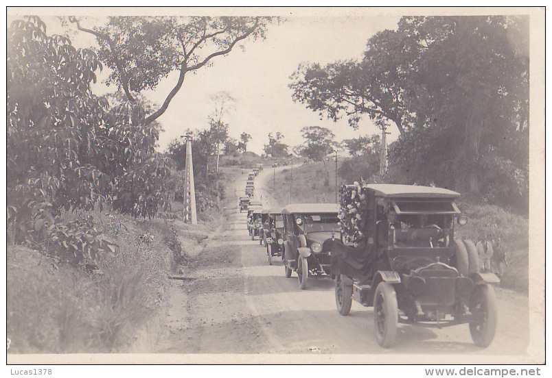 TRES BELLE CARTE PHOTO DE CONVOI FUNERAIRE / TRES NOMBREUX "TACOTS" : Peut Etre En Afrique - Passenger Cars