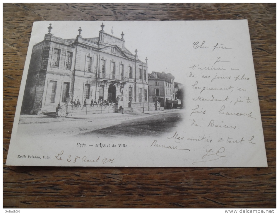 CPA De Uzès - L'Hôtel De Ville - Daté 1901 - Enfants Assis Sur Le Mur De La Mairie - Uzès