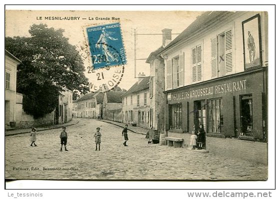 LE MESNIL-AUBRY (95) - Petite Animation Dans La Grande Rue Devant Le Restaurant Rousseau - Autres & Non Classés