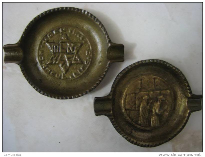 TWO VINTAGE ZIONIST JERUSALEM MINIATURE BRASS ASHTRAYS ISRAEL - Bronzes