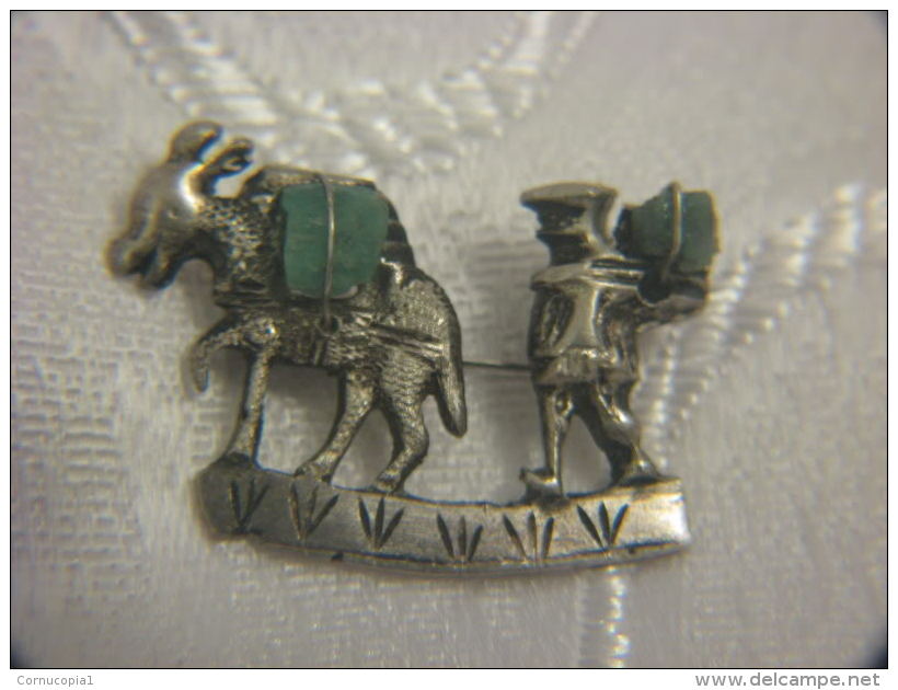 VINTAGE MINER & BURRO 900 SILVER BROOCH WITH COLOMBIAN EMERALD - Volksschmuck