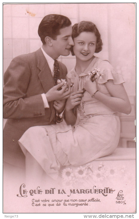 Carte Postale Ancienne Fantaisie - Fleurs - Couple - Amoureux - Ce Que Dit La Marguerite - Autres & Non Classés