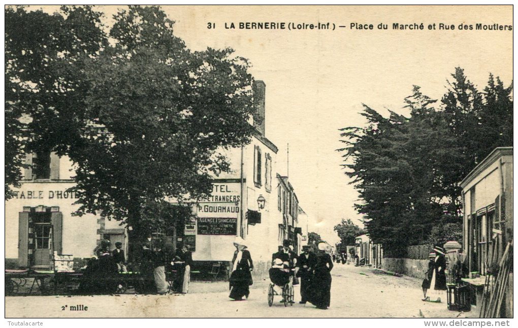 CPA 44 LA BERNERIE PLACE DU MARCHE ET RUE DES MOUTIERS 1931 Animée Commerces - La Bernerie-en-Retz