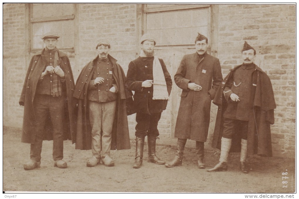 Carte Postale Photo Militaire Belge Groupe De SOLDAT En Uniforme En Belgique-A SITUER-A LOCALISER- - Uniformen