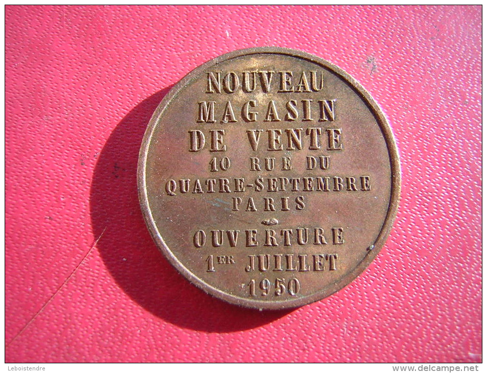 PETITE MEDAILLE OU JETON PUBLICITAIRE : NOUVEAU MAGAZIN DE VENTE 10 RUE DU 4 SEPTEMBRE PARIS  OUVERTURE 1 JUILLET 1950 - Autres & Non Classés