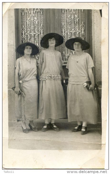 Carte Photo Non Localisée - Trois Dames Bien Habillées Et Trois Mêmes Chapeaux - Autres & Non Classés