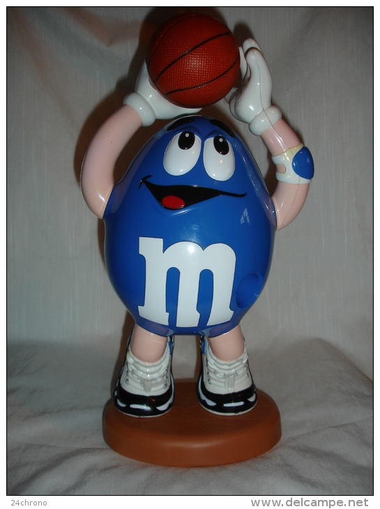 Distributeur De Bonbons M&M´s Representant Un Basketteur Avec Ballon De Basket (13-4577) - Autres & Non Classés