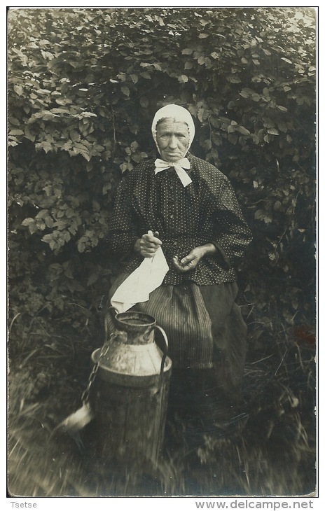 Carte Photo D'une Vieille Fermière Et Sa Cruche , Non Située - Zu Identifizieren