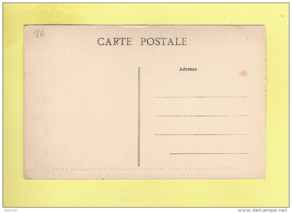 * CPA..( Dépt 86 )..POITIERS  : Monument Aux Morts De La Guerre 1914-1918 Et Les Coteaux De La Roche  : Voir Les 2 Scans - Monumenti Ai Caduti