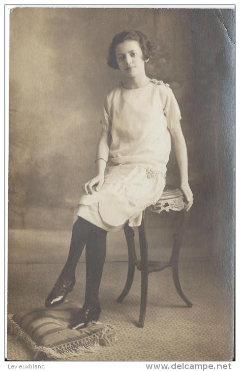 Photo Carte Postale/Jeune Fille Assises: Vers 1920 ?  PH174 - Anciennes (Av. 1900)