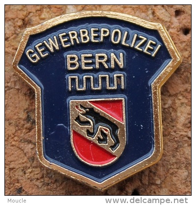 POLICE DE BERNE SUISSE - POLIZEI BERN STADT - GEWERBE - PIN'S  -  OURS - BÄR   -   (8) - Policia