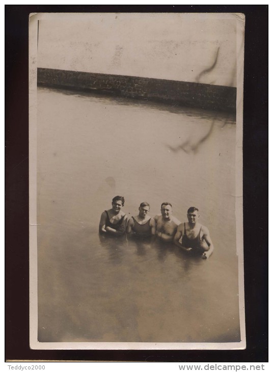 Hommes Dans L'eau Bain - Swimming