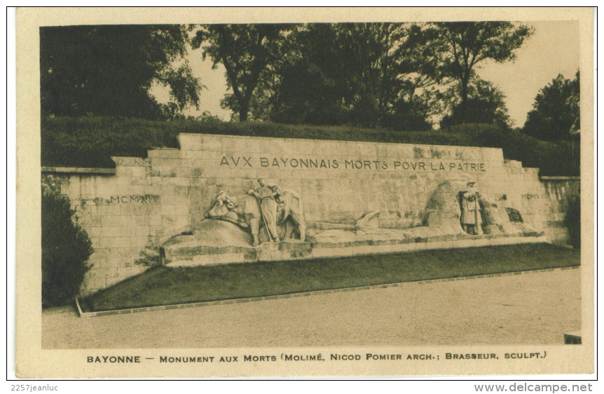 CP  DP  64 Bayonne  Le Monument Aux Morts - Bayonne