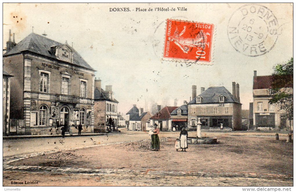 58-  DORNES  -  Place De L'Hotel De Ville   Ed  Léveillé    CPA - Autres & Non Classés